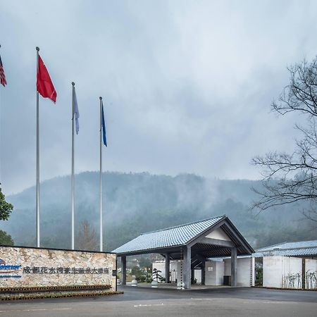 Howard Johnson Huashuiwan Hot Springs Resort Ченду Екстер'єр фото