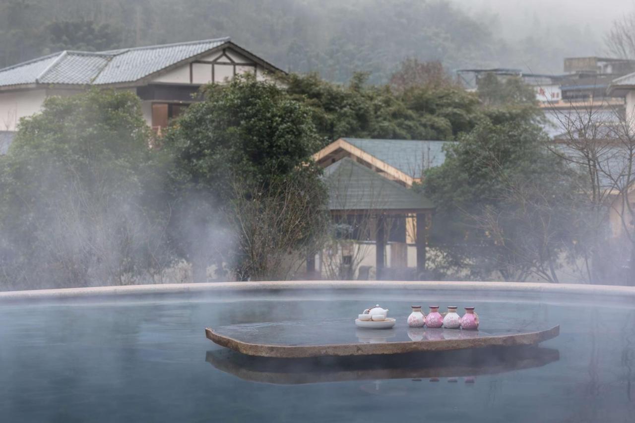 Howard Johnson Huashuiwan Hot Springs Resort Ченду Екстер'єр фото