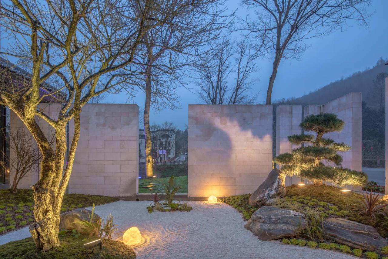 Howard Johnson Huashuiwan Hot Springs Resort Ченду Екстер'єр фото