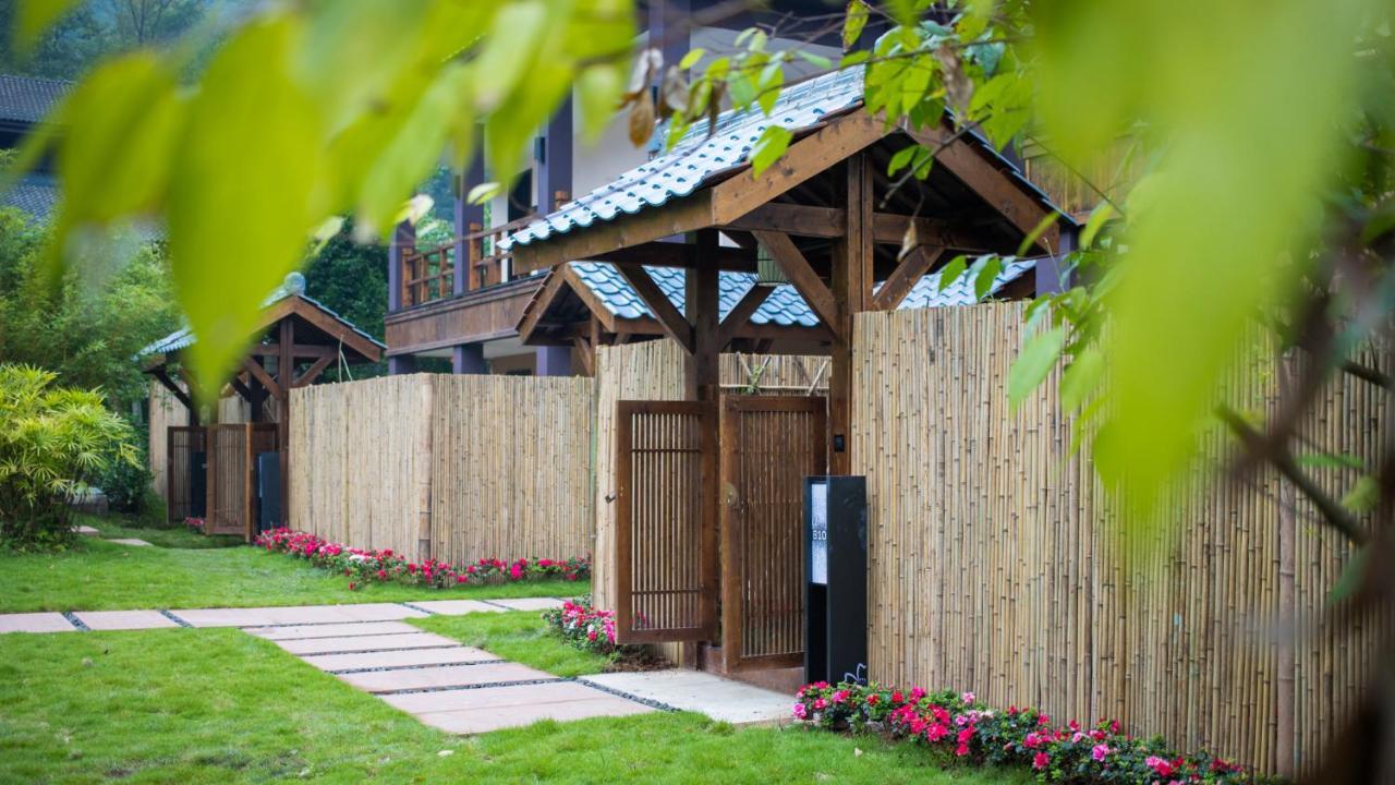 Howard Johnson Huashuiwan Hot Springs Resort Ченду Екстер'єр фото